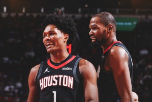 乐鱼网页版-同场33分！17投15中超高效率！火箭队内线核心的证明之战啊！